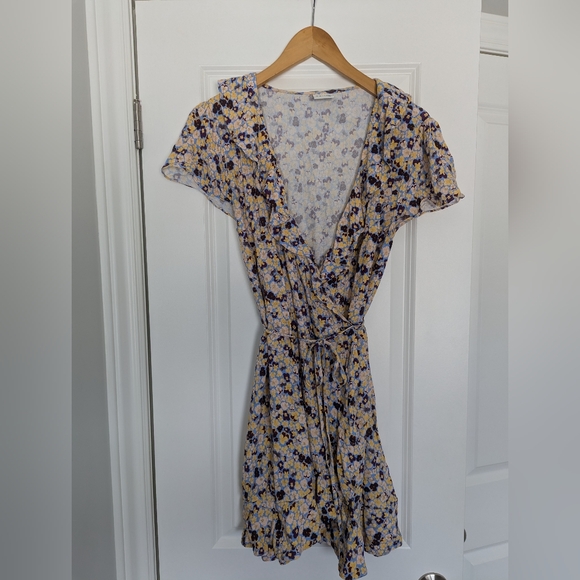 Aritzia floral wrap dress - Picture 1 of 3